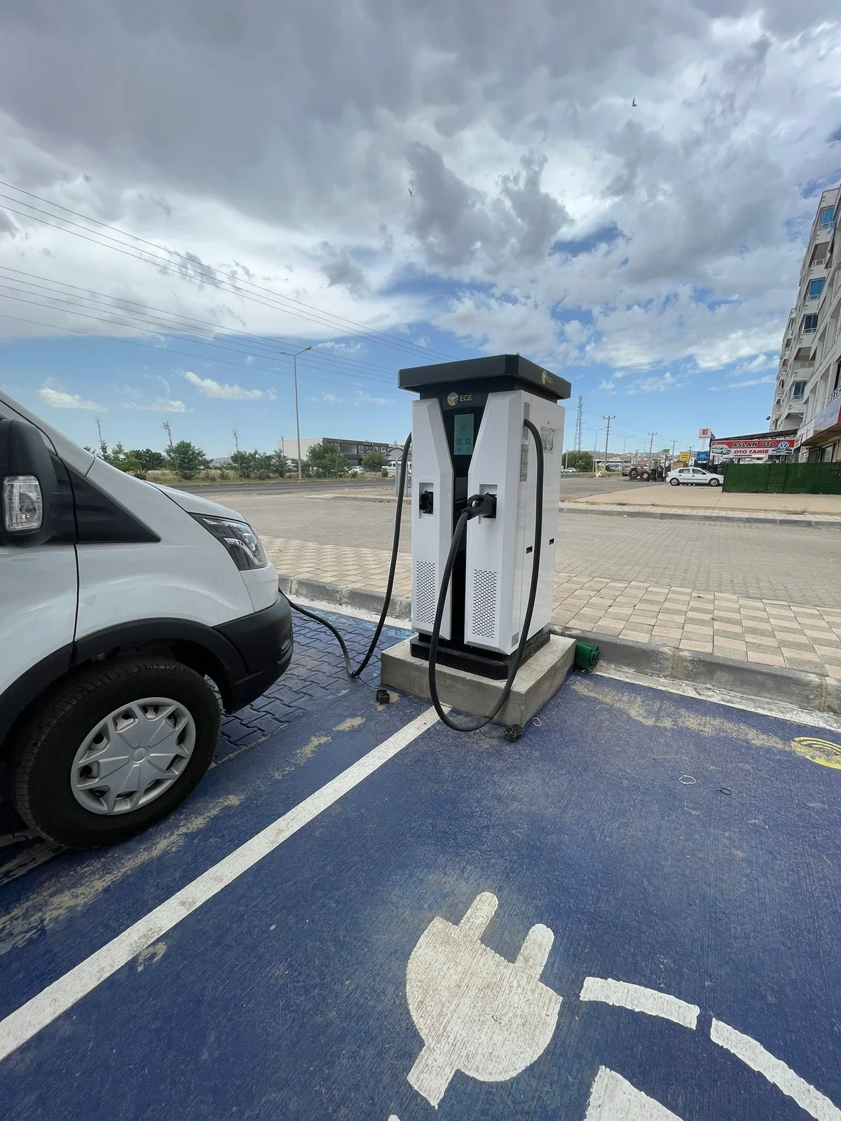 EGESA · Bülent Börekçilik: İşletme Otoparkında Şarj Noktası